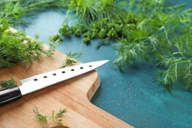 Ahşap tahta masada taze dereotu ile