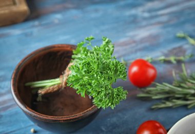 Masada taze maydanozlu kase