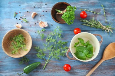 Kase taze otlar ve ahşap arka plan üzerinde sebze ile