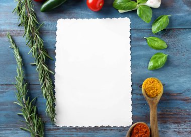 Taze otlar, baharatlar ve ahşap arka plan üzerinde kağıt kompozisyonu