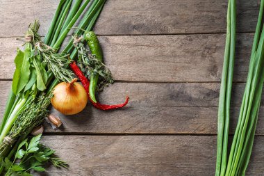 Ahşap arka plan üzerinde sebze ile taze otlar