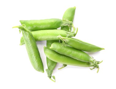 Beyaz arka plan üzerinde taze yeşil bezelye ile bakla