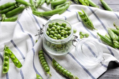 Masada yeşil bezelye ile cam kavanoz