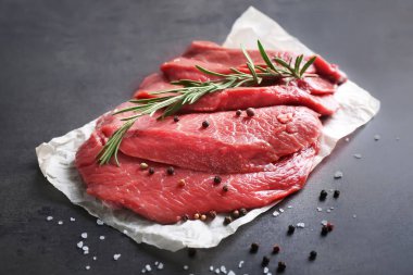 Baharat ve gri arka plan üzerine biberiye ile taze çiğ et