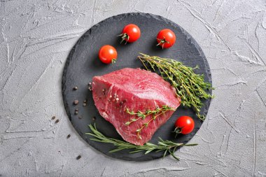 Baharatlar ve otlar kayrak plaka üzerinde taze çiğ et