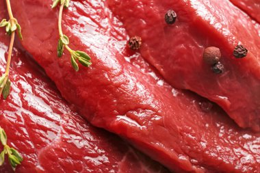 Baharat ve kekik, closeup ile taze çiğ et