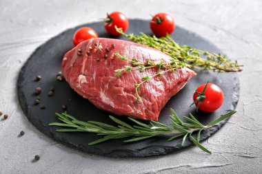 Baharatlar ve otlar kayrak plaka üzerinde taze çiğ et