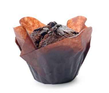 Beyaz zemin üzerine lezzetli çikolatalı muffin