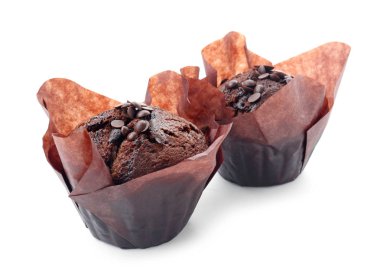 Beyaz zemin üzerine lezzetli çikolatalı kek