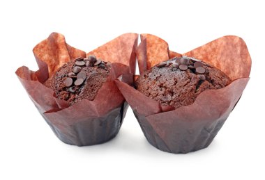 Beyaz zemin üzerine lezzetli çikolatalı kek