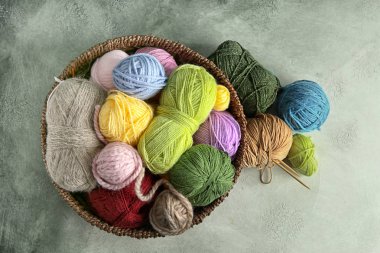 Tablo farklı örgü ipliği ile hasır sepet