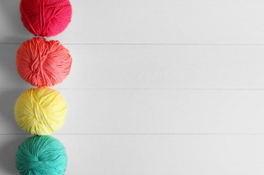 Işık arka plan üzerinde iplik örgü topları