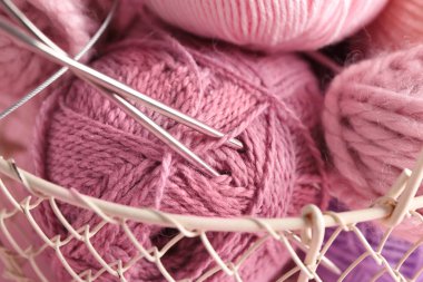 Sepet, closeup iğneler ile iplik örgü topları