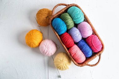 Sepet örgü iplik üzerinde açık renkli topları ile