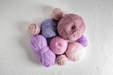 Farklı örgü iplik ışık arka plan üzerinde