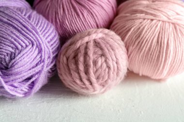 Farklı örgü iplik ışık arka plan üzerinde