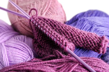 Örgü iplik iğne ve bitmemiş giyim, closeup ile