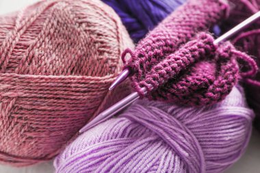 Örgü iplik iğne ve bitmemiş giyim, closeup ile