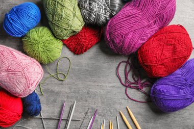 Renkli örgü iplik iğne tablo ile