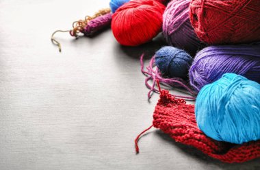 Renkli örgü iplik masada bitmemiş giysileri ile