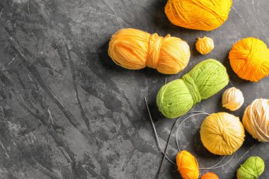 Renkli örgü iplik iğne tablo ile