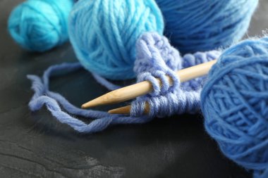 Renk tablosundaki bitmemiş giysileri ile iplik örgü