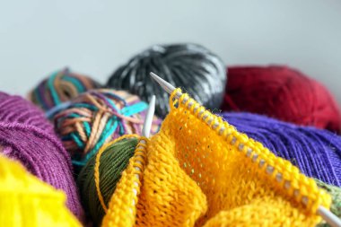 Örgü iplik, iğneler ve bitmemiş giyim, portre