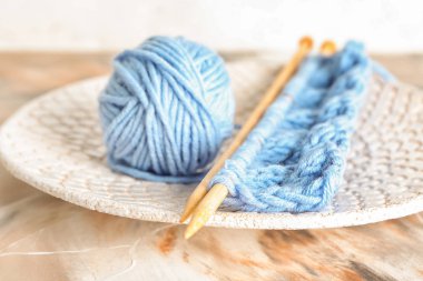 Plaka, closeup iğneler ile iplik örgü topu