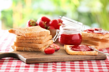 Kadeh tabloda lezzetli çilek reçeli ile