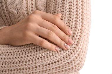 Beyaz arka planda güzel manikürlü genç bir kadın, yakın plan.