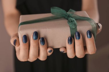 Hediye kutusu, closeup tutan güzel manikür olan kadın