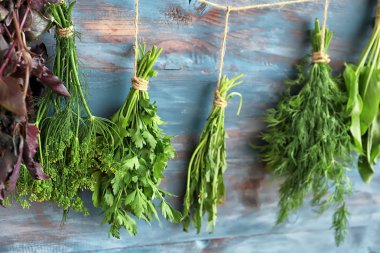 Demet taze otlar üzerinde ahşap arka plan asılı