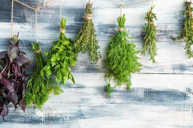 Demet taze otlar üzerinde ahşap arka plan asılı
