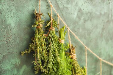 Demet taze otlar renk duvarının yakınında