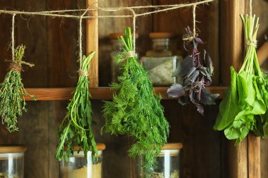 Taze otlar ahşap raflar karşı ipte asılı