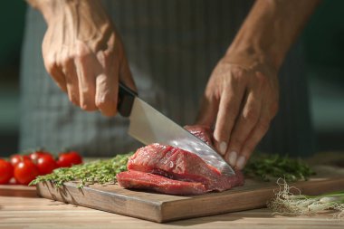 Adam kesme çiğ et gemide mutfak