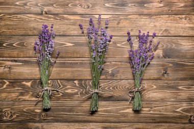 ahşap masa üzerinde lavanta demet
