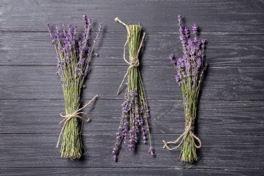ahşap masa üzerinde lavanta demet