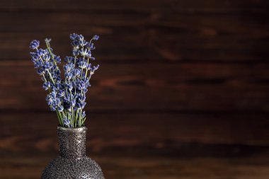 Ahşap arka plan üzerinde güzel lavanta ile vazo