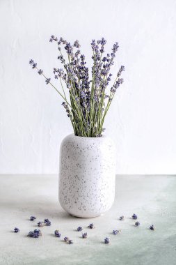 Vazo ile masa lambası üzerinde güzel lavanta