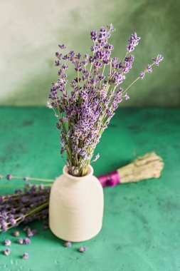 Vazo ile yeşil masada güzel lavanta