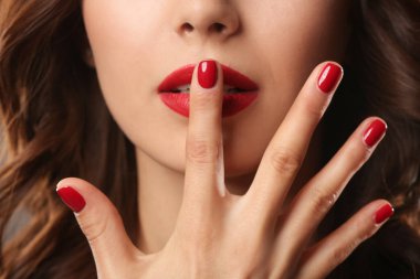 Güzel manikürlü genç bir kadın, yakın plan.