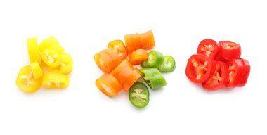 Taze biber beyaz zemin üzerine dilimlenmiş.