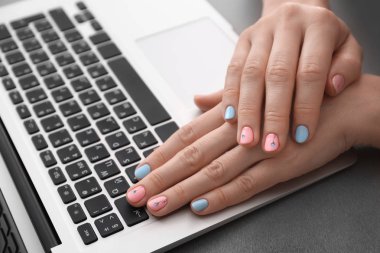 Şık renk çivi laptop, closeup ile eller