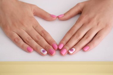 Açık renkli, closeup üzerinde şık renk çivi ile eller