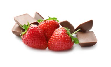 Beyaz zemin üzerine çikolata ile taze olgun çilek