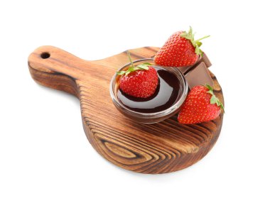 Taze olgun çilek ve beyaz zemin üzerine eritilmiş çikolata ile ahşap tahta