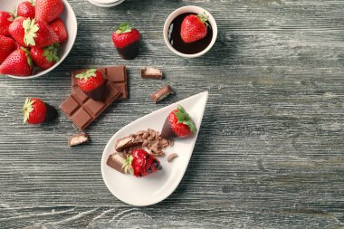 Taze çilek ve çikolata ahşap arka plan üzerinde kompozisyonu