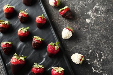 Lezzetli çilek plakalı gri dokulu arka plan çikolata kaplı