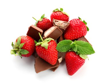 Beyaz zemin üzerine çikolata ile taze olgun çilek